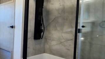 淋浴设施、毛巾、卫生纸