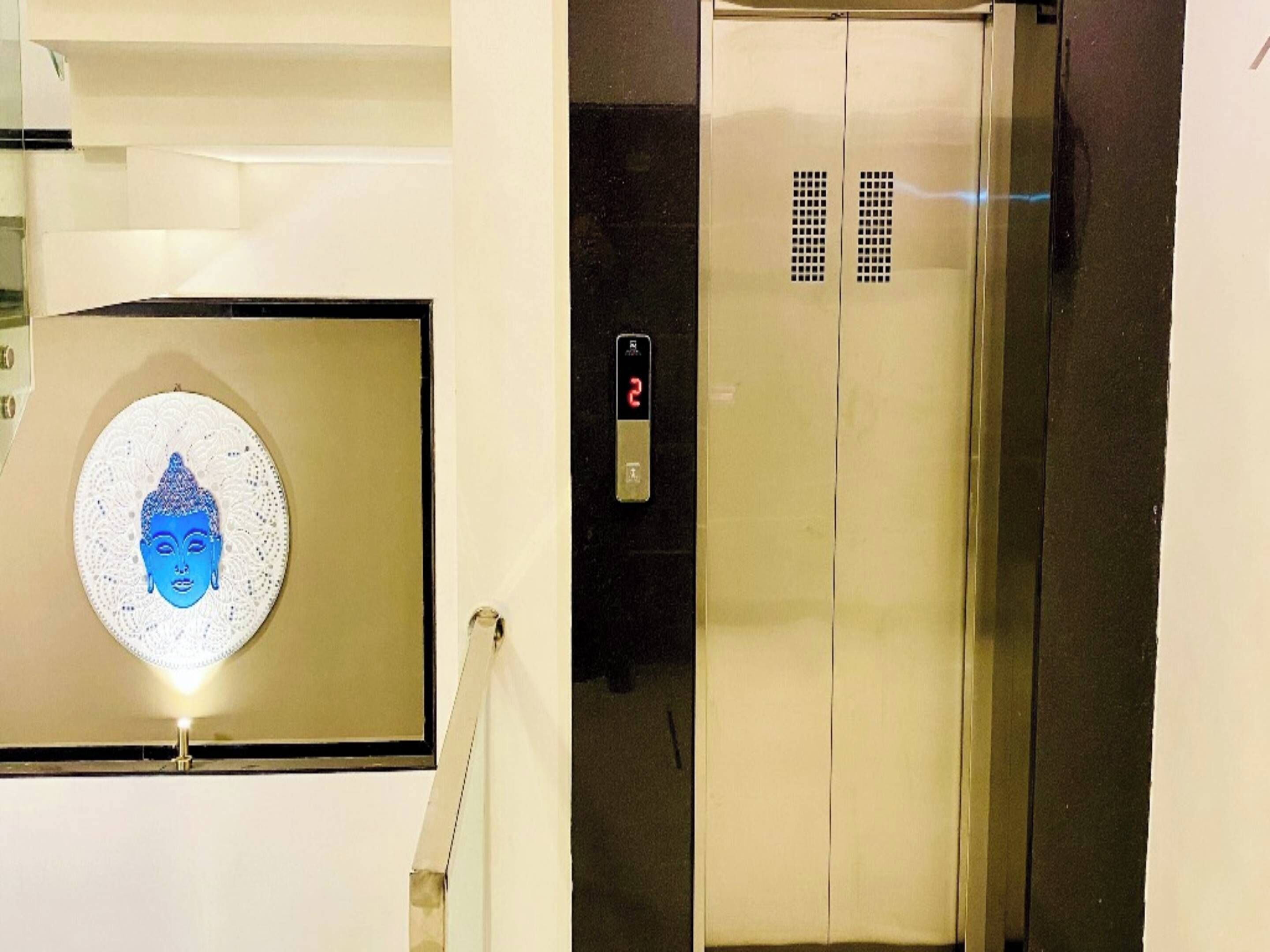 Een lift met een digitaal display waarop het cijfer 2 staat.