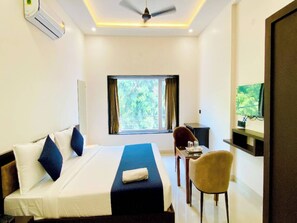 Escritorio, wifi gratis y ropa de cama