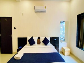 Bàn, truy cập Internet không dây miễn phí, bộ trải giường 