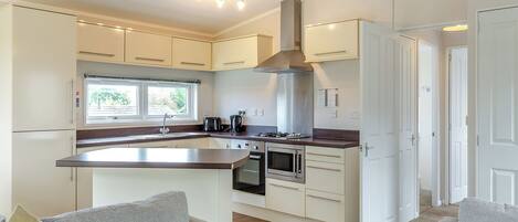 Een koelkast, een oven, een kookplaat, een broodrooster