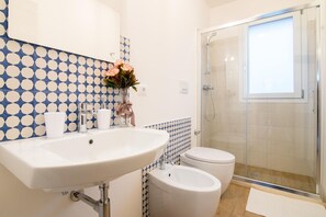 Shower - Farmhouse in Marche with Pool and Coastal Views (Fermo)