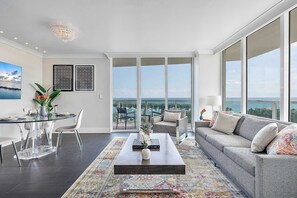 TV, offices - Modern Bay View Apartment for Families & Groups (Miami)