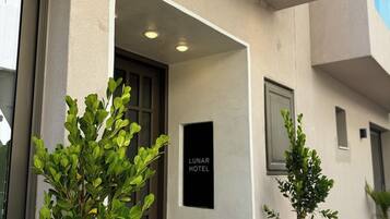 Vista frontal de la propiedad