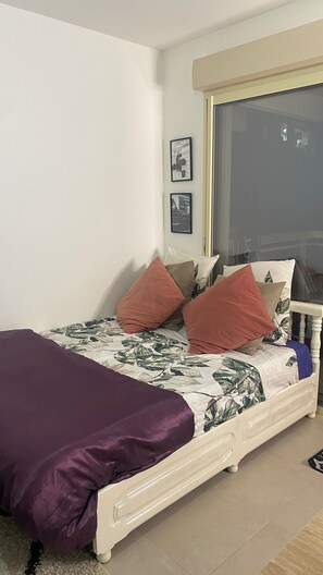 1 dormitori i roba de llit 