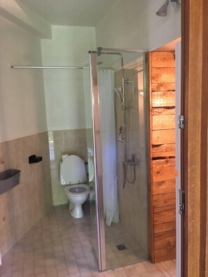Regadera, amenidades de baño gratuitas, secadora de cabello, toallas 