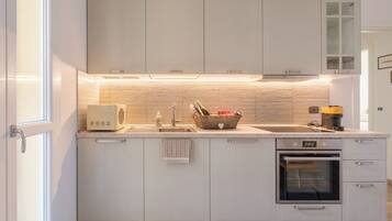 Kühlschrank, Mikrowelle, Ofen, Herdplatte