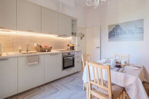 Een koelkast, een microgolfoven, een oven, een kookplaat