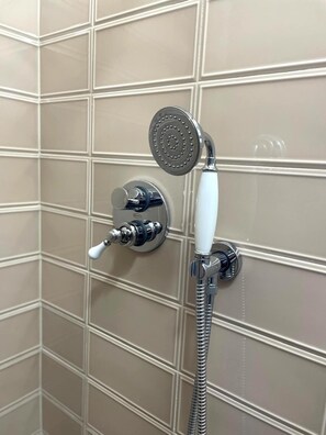 Sèche-cheveux, bidet, serviettes fournies, savon