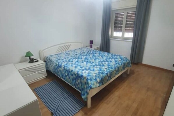 2 عدّة غرف نوم ومكواة/لوح كي وملاءات أسرّة