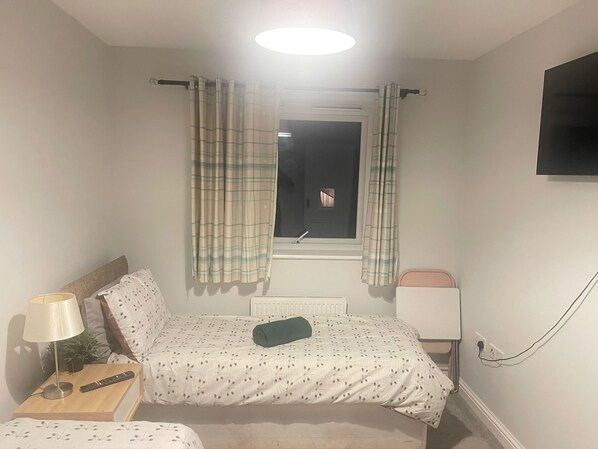 3 habitaciones, tabla de planchar con plancha, wifi y ropa de cama 
