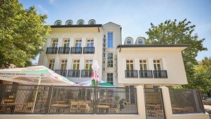 A multi-story building with balconies and a gated entrance. - Carol Park View (Bucharest)