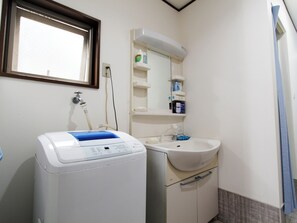 Shower, hair dryer, towels, soap - 104_Shinjuku Gourmet&Shopping Recently (新宿区)