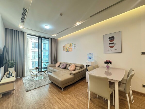 Comfort Apartment, 2 Bedrooms, Balcony, City View | In-room dining