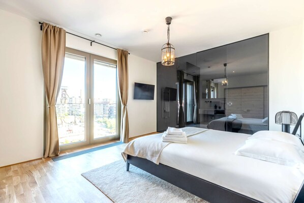 1 bedroom, desk, iron/ironing board, WiFi