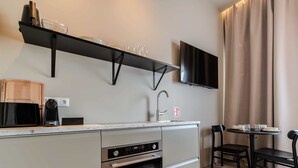 Cafetera y tetera, refrigerador, microondas y horno 