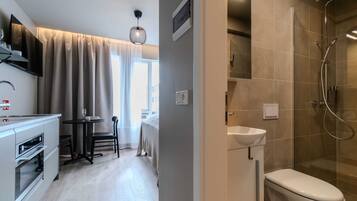 Dutxa, assecador de cabells, tovalloles i sabó