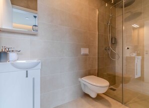 Dusj, hårføner, håndklær og såpe