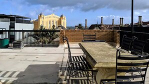 Outdoor dining - Studio Apartment in St Kilda next to Luna Park (St Kilda)