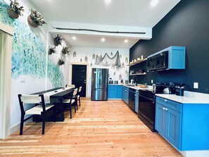 Fridge, microwave, oven, stovetop - Granite Butte is part of the Litch Hotel: fully equipped,Luxury vacation rental condos (Enterprise)