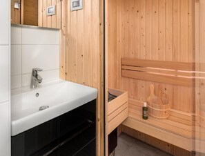 Villa | Bathroom - Villa by Lake Veere With Sauna (Wolphaartsdijk)