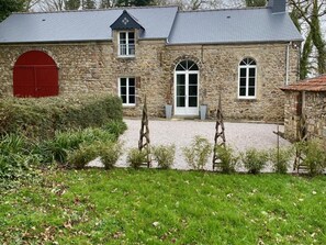 Exterior - Family Retreat in Charming Renovated Cottage with Private Garden near Beaches (Rauville-la-Bigot)