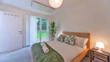 2 bedrooms, desk, iron/ironing board, WiFi