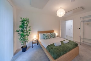 2 bedrooms, desk, iron/ironing board, WiFi