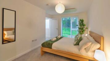 2 bedrooms, desk, iron/ironing board, WiFi