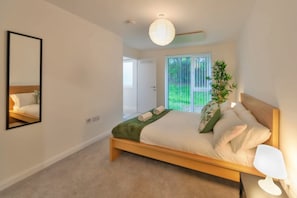 2 bedrooms, desk, iron/ironing board, WiFi - Fantastic 2 Bedroom Apartment in Ashford (Ashford)