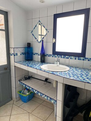 Douche, sèche-cheveux, serviettes fournies