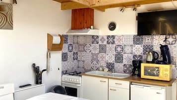 Een koelkast, een microgolfoven, een koffiezetapparaat/waterkoker