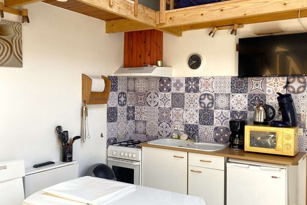 Jääkaappi, mikroaaltouuni, kahvin-/teenkeitin, leivänpaahdin