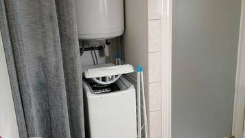 Een douche, een haardroger, handdoeken