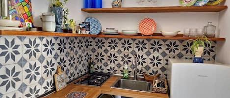 Frigorifero, piano cottura, macchina per tè/caffè, bollitore elettrico