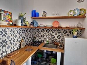 Kühlschrank, Herdplatte, Wasserkocher mit Kaffee-/Teezubehör