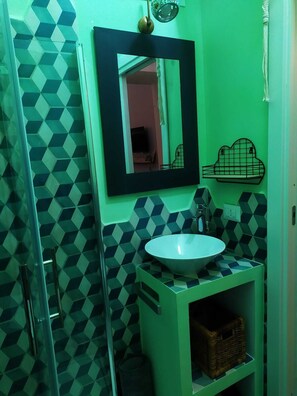 Haartrockner, Bidet, Handtücher, Seife