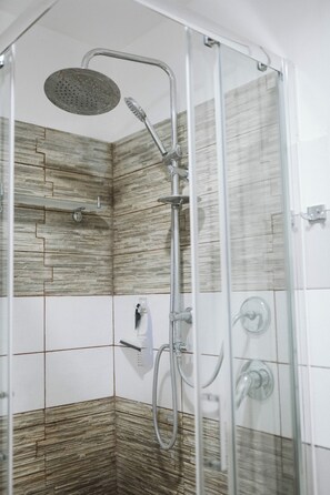 Dutxa, assecador de cabells, bidet i tovalloles 