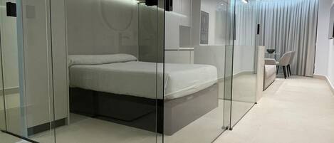 1 sovrum, strykjärn/strykbräda och sängkläder