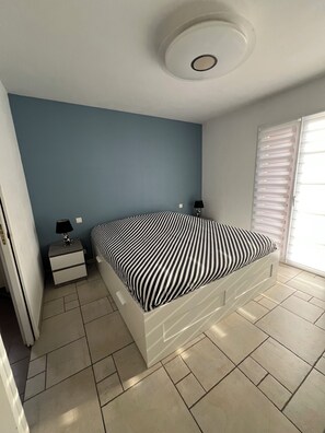 5 chambres, fer et planche à repasser, lit de bébé portatif