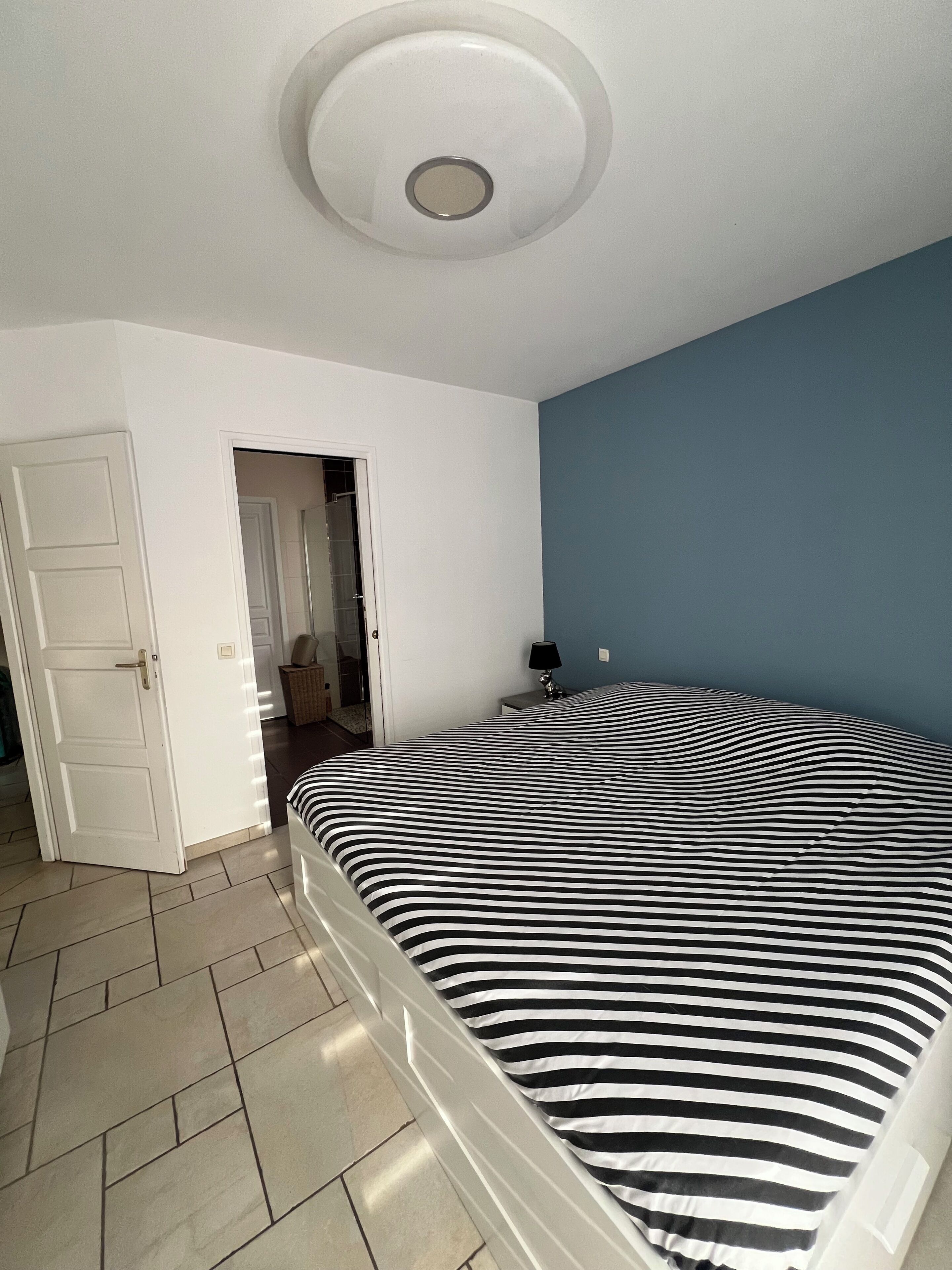 5 slaapkamers, een strijkplank/strijkijzer, reisbedje, gratis wifi