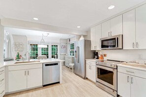 Refrigerador, microondas, horno y parrilla de estufa 