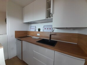 Coffee/tea maker, fridge, microwave, stovetop - Bright Studio Near Anglet Beaches with Sunny Balcony (Anglet)