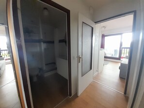 Room - Bright Studio Near Anglet Beaches with Sunny Balcony (Anglet)
