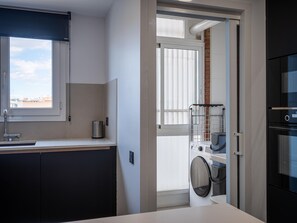 Microwave, oven, dishwasher, coffee/tea maker - Renovated apartment with air conditioning and parking by the beach in Torredembarra (Torredembarra)