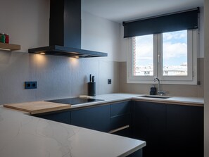 Microwave, oven, dishwasher, coffee/tea maker