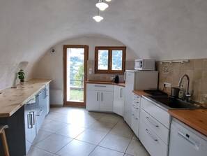 Køleskab, mikrobølgeovn, opvaskemaskine, højstol