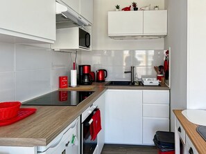 Réfrigérateur, micro-ondes, plaque de cuisson, lave-vaisselle