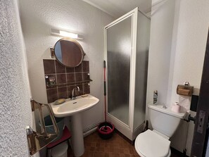Bathroom - Cozy T2 Apt for 4 with Private Parking, A/C, Near Port & Beach in Leucate (Port Leucate)