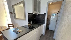 Wasserkocher mit Kaffee-/Teezubehör, Kühlschrank, Mikrowelle, Herdplatte
